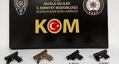 Ruhsatsız silahlarla kaçarken kıskıvrak yakalandılar