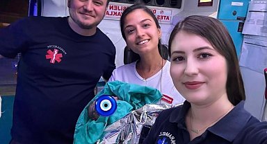 Sabırsız minik, dünyaya gözlerini ambulansta açtı
