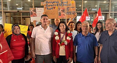 Şampiyon güreşçi memleketinde davul zurnayla karşılandı
