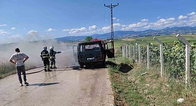 Samsun'da servis aracı yandı, geriye demir yığını kaldı