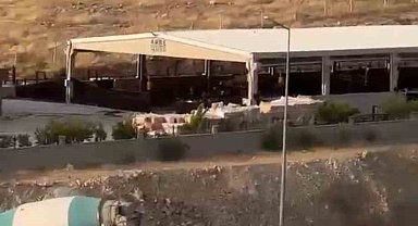Şanlıurfa'da yanan otomobil beton mikseriyle söndürüldü