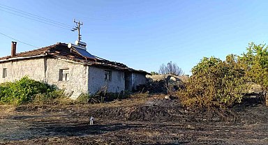 Selendi'de bir ev ve 2 dekarlık arazi alevlere teslim oldu