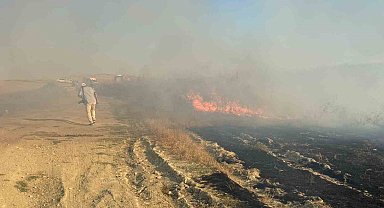 Serik'te anız yangını saman balyalarına sıçradı