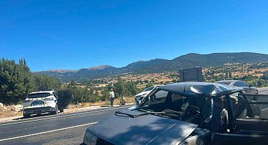Seydikemer'de otomobil ile motosiklet çarpıştı: 1 ölü, 2 yaralı