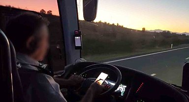 Seyir halindeki otobüs şoförünün cep telefonuyla oynadığı anlar kameraya yansıdı
