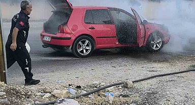 Seyir halindeki otomobil alev aldı