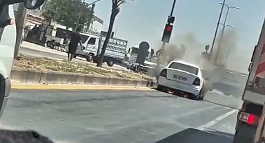 Seyir halindeki otomobil alev aldı
