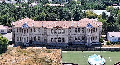 Sivas'ta 1 buçuk asırdır kesintisiz eğitim veren mektep günümüzde de eğitime ışık tutuyor