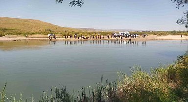 Sivas'ta serinlemek için Kızılırmak'a giren 2 kişiden 1'i kayboldu