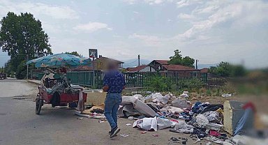 Sokağa evsel atık atarken fotoğraflandı