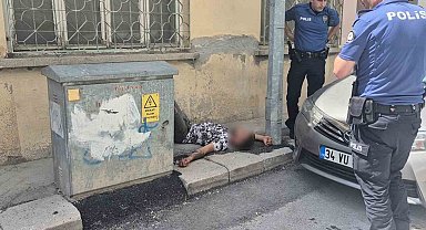 Sokak ortasında elinde tabancayla hareketsiz yatan genç paniğe neden oldu