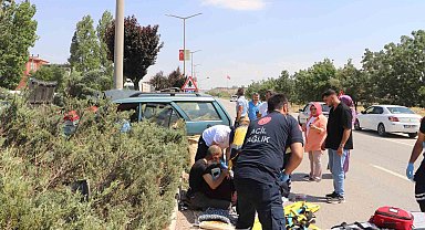 Sürücü, kazada yaralanan eşine sarılarak başında bekledi