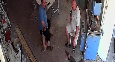 Taburede otururken silahlı saldırıya uğradı: O anlar kamerada