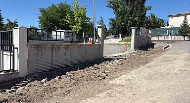 Tapu personeliyle tartışan belediye başkanı, kurumun önünü kazdırdı