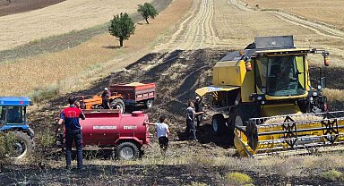 Tarladaki hasat sırasında biçerdöverin çıkardığı yangın, köyde bekletilen su tankeriyle söndürüldü