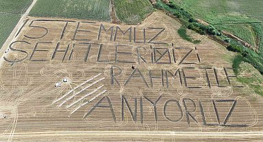 Tarlaya "15 Temmuz şehitlerimizi rahmetle anıyoruz" yazdı