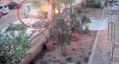 Tartıştığı kişinin üzerine aracı sürüp kapıya sıkıştırdı: O anlar kameraya yansıdı