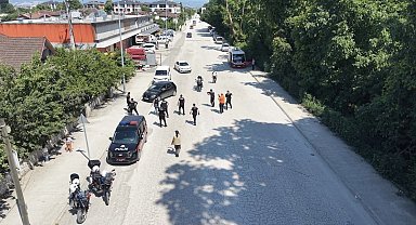 Tatbikatta korkan çocuklara polis şefkati