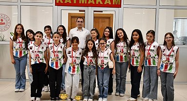 Tavşanlı'da şampiyon voleybol takımı kutlandı