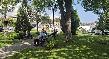 Tekirdağ'da sıcaktan bunalanlar gölgelik alanlara sığındı