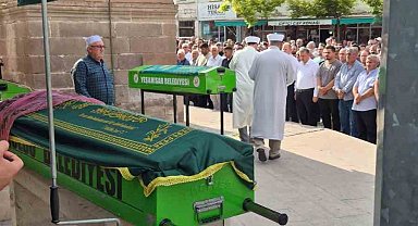 Teknenin alabora olması sonucu hayatını kaybeden 3 kişi yan yana son yolcuğuna uğurlandı