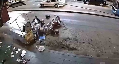 Ters yönden girdi, geri manevrayla kokoreç tezgahına daldı
