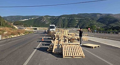 Tırın üzerinden yola savrulan ahşap paletler sürücülere zor anlar yaşattı