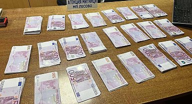 Türk vatandaşı ceplerine sakladığı 150 bin euroyla yakalandı