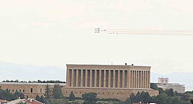 Türk Yıldızları'ndan Ankara semalarında prova uçuşu