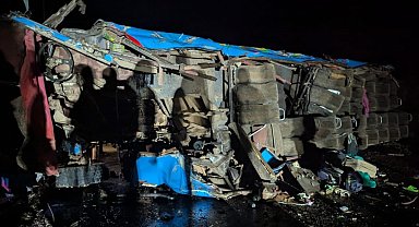 Uganda'da öğrenci otobüsü devrildi: 21 ölü