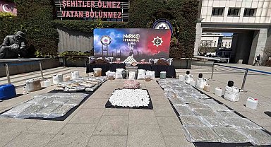 Uyuşturucu ve suç örgütlerine yönelik operasyonlarda ele geçirilen maddeler emniyette sergilendi
