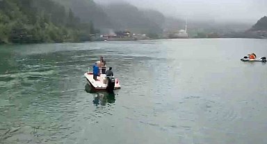 Uzungöl'e düşen çantayı kurtarmak için suya atlayan 2 Arap turistten 1'i kurtuldu, birisi kayıp