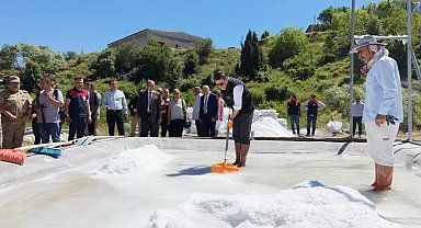 Vali Aygöl, tescilli Pülümür tuzunun üretimine kürek sallayarak eşlik etti