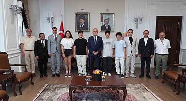 Vali Erol, LGS'de tam puan alan öğrencileri ağırladı