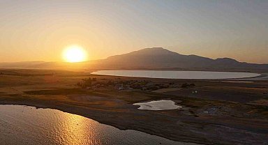 Van Gölü'nde gün batımı: Esenkıyı, Arin Gölü ve Süphan Dağı aynı karede