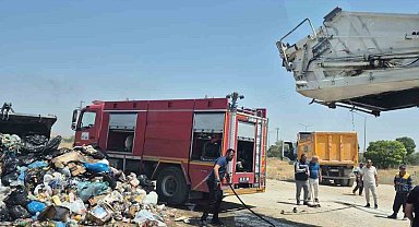 Van'da seyir halindeki çöp kamyonunda yangın