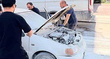 Van'da seyir halindeki otomobilin motoru yandı