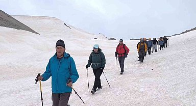Vangölü aktivistlerinden Süphan Dağı zirvesinde 'Van Gölü' mesajı