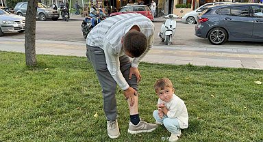 Vücuduna tutunan kene ile yüzük takma merasimine katılan besici, tehlikeyi hiçe sayarak "Keneyi besiye aldık" dedi