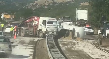 Yakıt tankeri devrildi, kara yolunda ulaşım aksadı