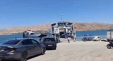 Yakıtı biten feribot çalışmalar sonucu iskeleye yanaştırıldı: Araçlar ve vatandaşlar tahliye edildi