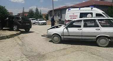 Yalvaç'ta iki otomobil çarpıştı: 2 yaralı
