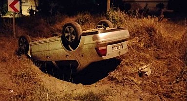 Yalvaç'ta sürücüsünün köpeğe çarpmamak için manevra yaptığı otomobil şarampole devrildi