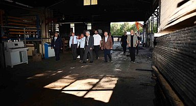 Yanan orman ürünleri fabrikasında inceleme