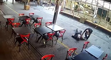 Yardım ediyormuş gibi yaptı, cüzdanını çaldı