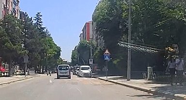 Yaya geçidinde dur işareti yaptığı araç durmayınca arkasından kovaladı