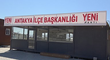Yeni Parti'nin ilk tabelası Antakya'da konteyner binaya asıldı