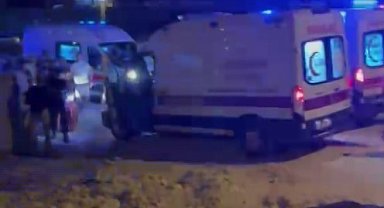 Yol çalışma alandaki çukura düşen otomobildeki 3 kişi yaralandı