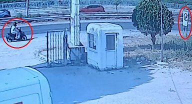 Yol kenarındaki tabelaya çarpan motosikletli kask sayesinde hayata tutundu