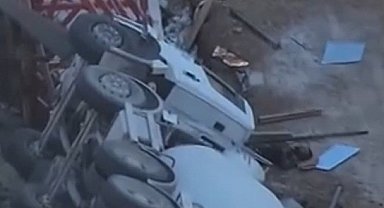Yolda oluşan çökme nedeniyle beton mikseri devrildi: 1 yaralı